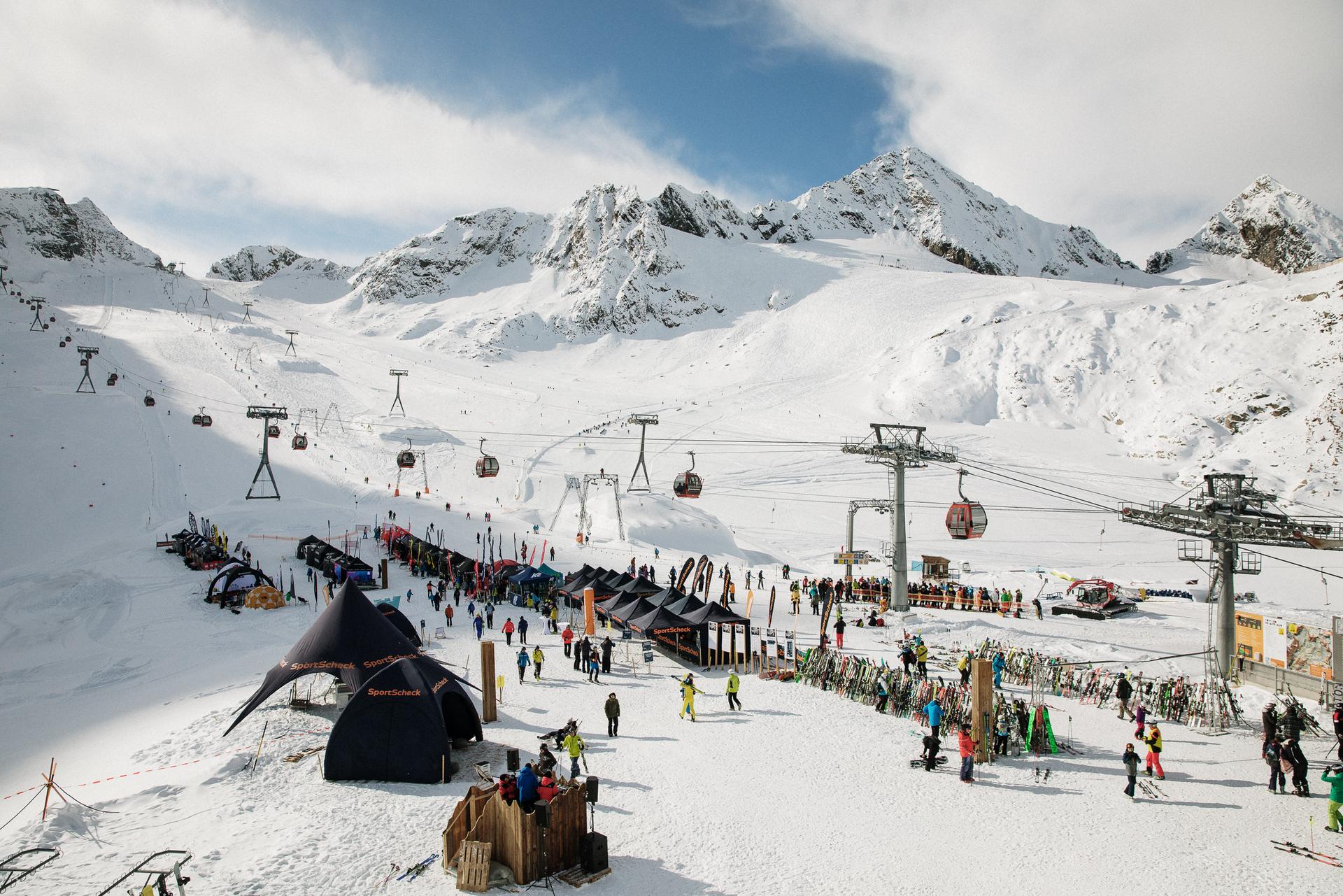 Eine Luftaufnahme des Skigebiets am Stubaier Gletscher.