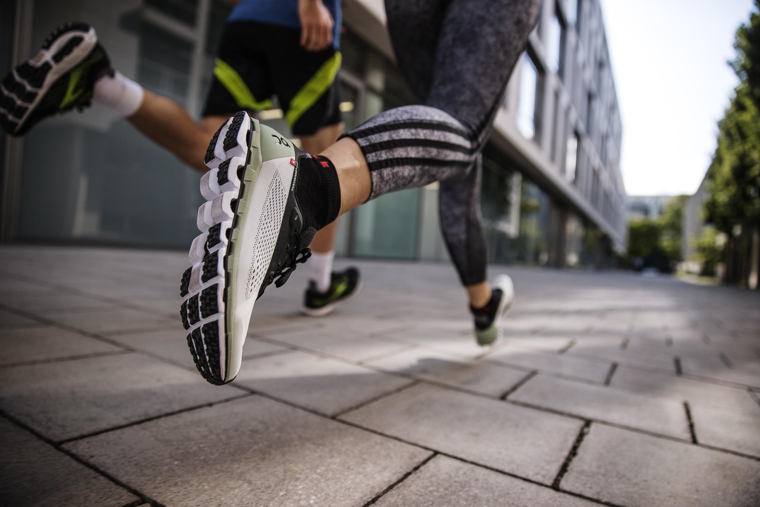 Eine Gruppe von Läufern beim Lauftraining.