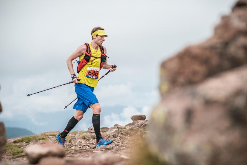 Ein Ultraläufer läuft durch die alpine Natur