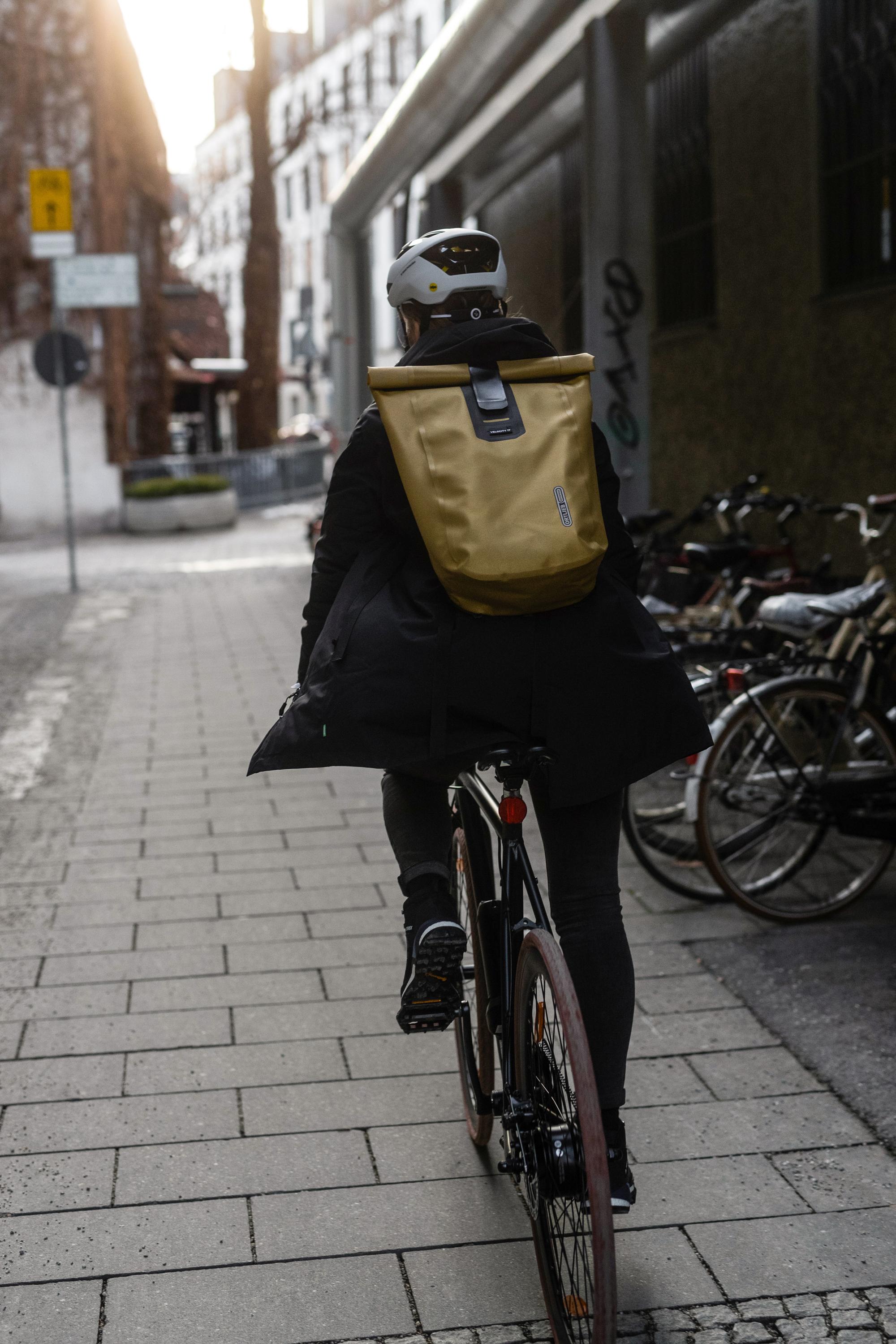Eine Radfahrerin fährt durch eine städtische Umgebung