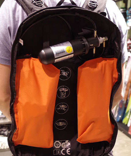 Ein ABS Rucksack im inneren. Zu sehen ist das Airbag System inklusive Gaskartusche. 