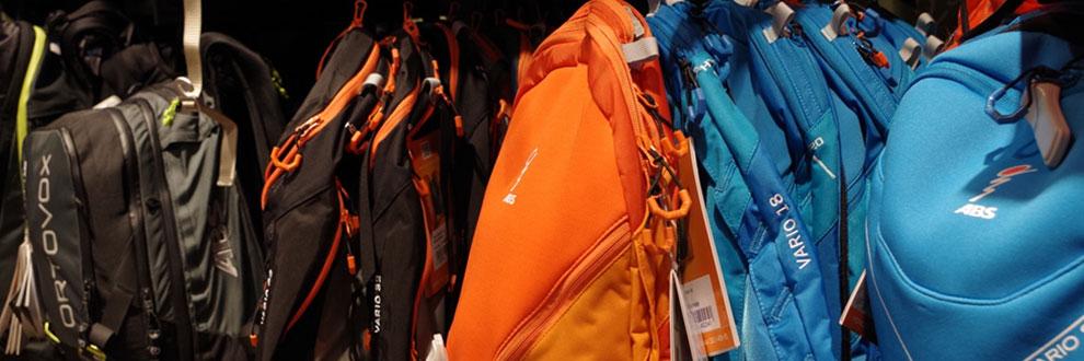 Einige Lawinenrucks&auml;cke im Regal unseres Shops.