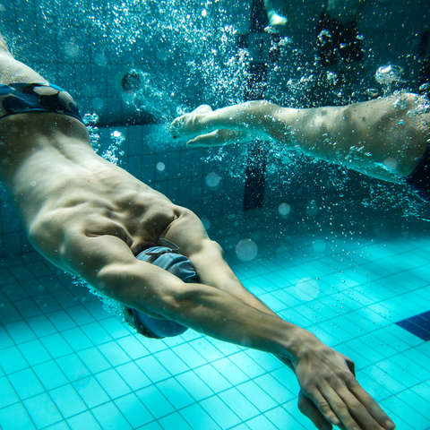 Schwimmer beim Schwimmtraining unter Wasser