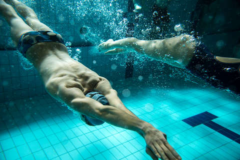 2 Schwimmer beim unter Wasser schwimmen im Schwimmbecken. 