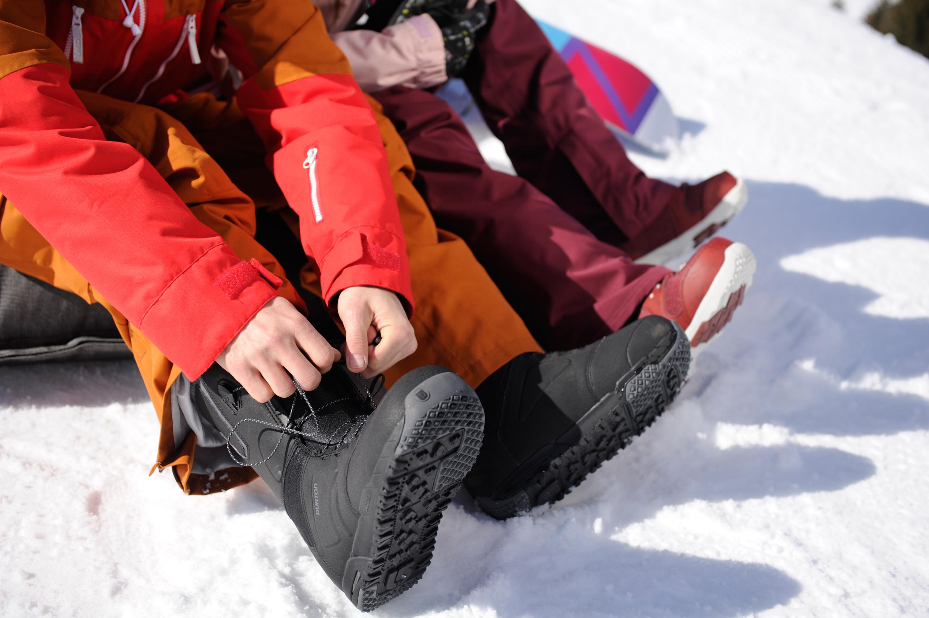 Snowboardschuhe beim Schn&uuml;ren