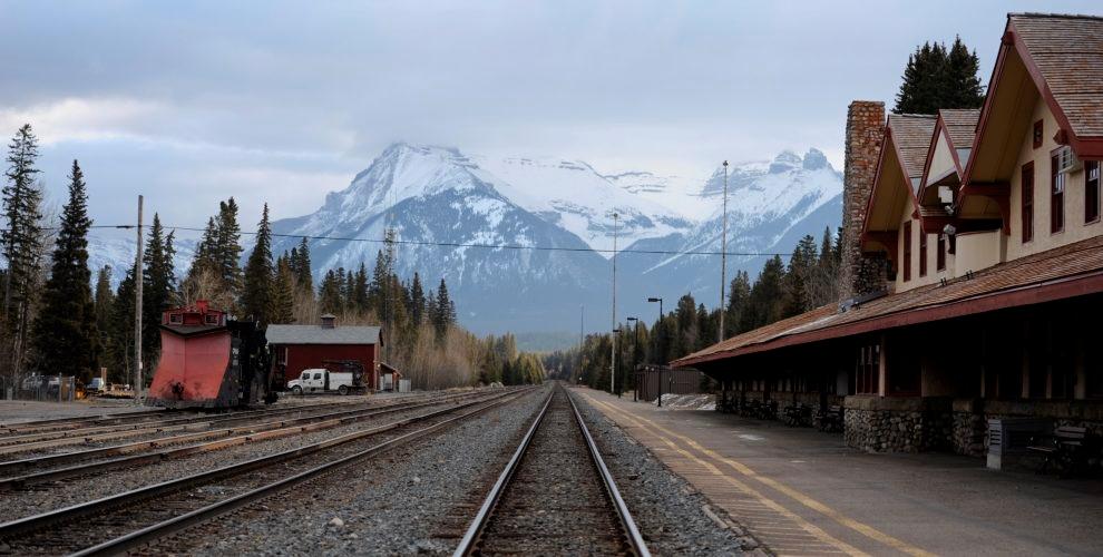 Ein Bahnhof in Alberta Kanada mit Bergen im Hintergrund