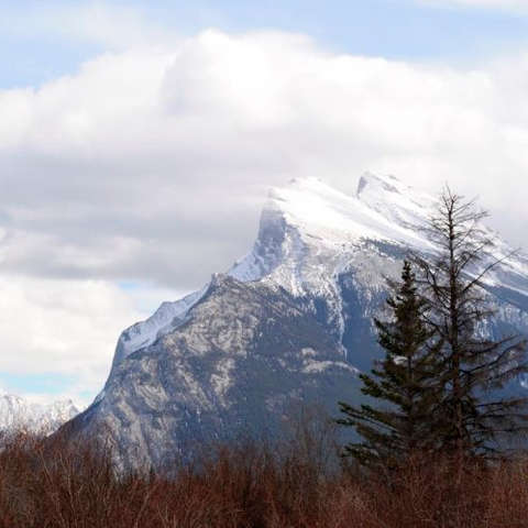 Ein verschneiter Berggipfel in Alberta Kanada.