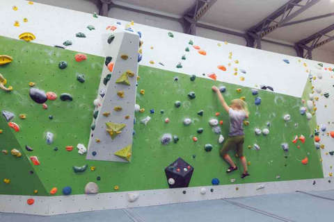 Eine Frau bouldert horizontal eine Kletterwand entlang Fotostrecke Bild 15