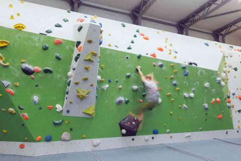 Eine Frau bouldert horizontal eine Kletterwand entlang Fotostrecke Bild 13
