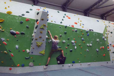 Eine Frau bouldert horizontal eine Kletterwand entlang Fotostrecke Bild 10
