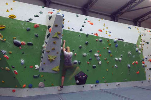 Eine Frau bouldert horizontal eine Kletterwand entlang Fotostrecke Bild 9
