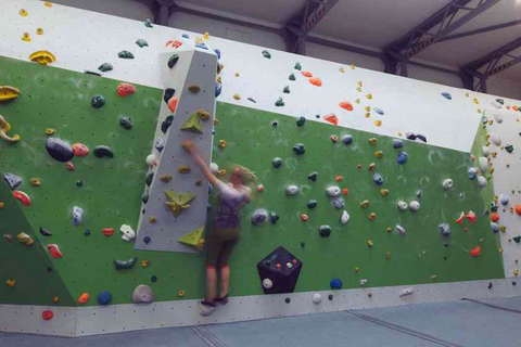 Eine Frau bouldert horizontal eine Kletterwand entlang Fotostrecke Bild 8