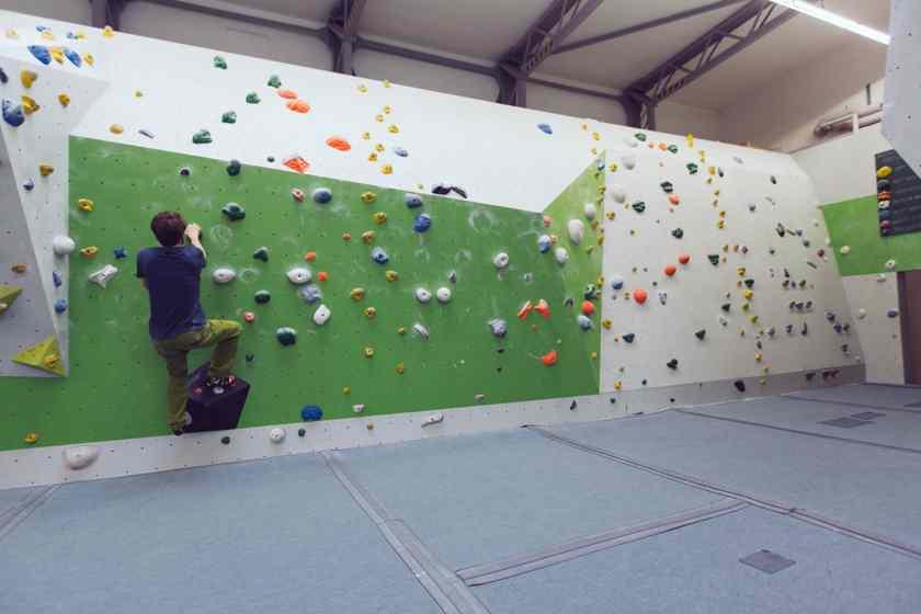 Ein Mann bouldert in der Boulderhalle