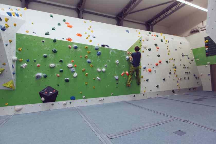 Ein Mann bouldert in der Boulderhalle