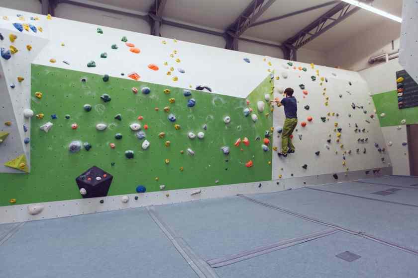 Ein Mann bouldert in der Boulderhalle