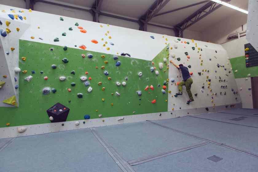 Ein Mann bouldert in der Boulderhalle