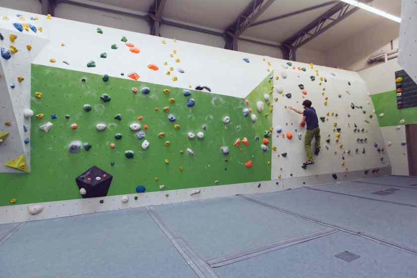 Ein Mann bouldert in der Boulderhalle