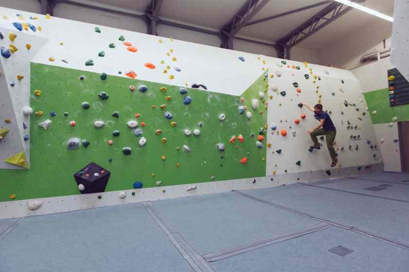 Ein Mann bouldert in der Boulderhalle
