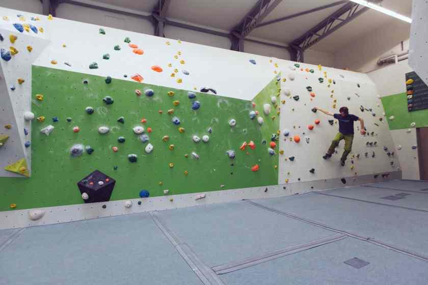 Ein Mann bouldert in der Boulderhalle