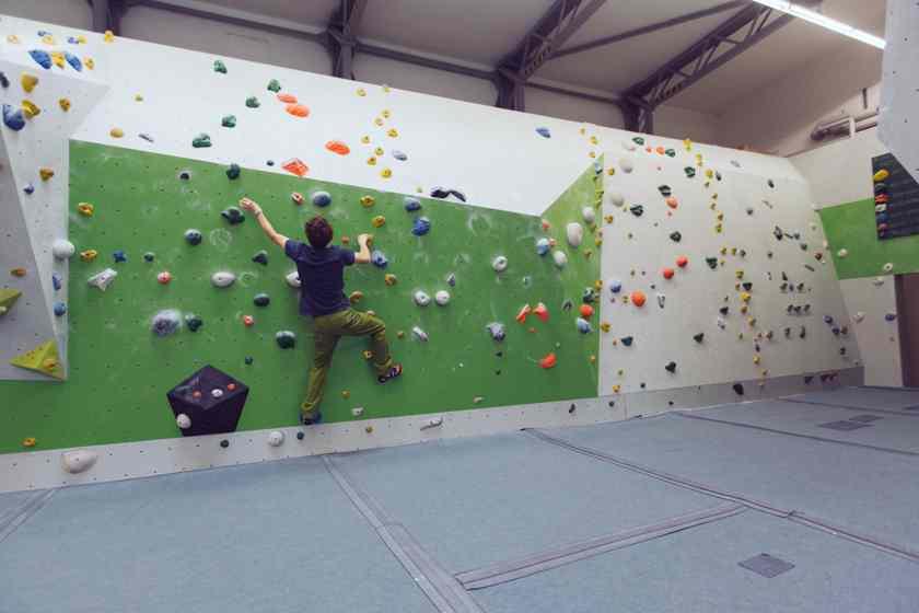 Ein Mann bouldert in der Boulderhalle