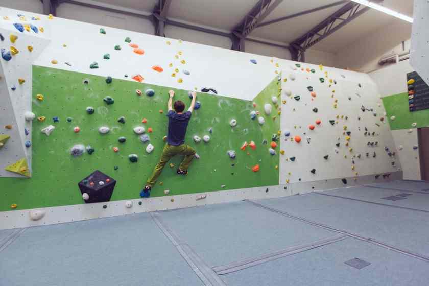 Ein Mann bouldert in der Boulderhalle