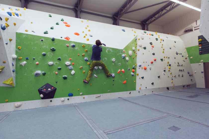 Ein Mann bouldert in der Boulderhalle