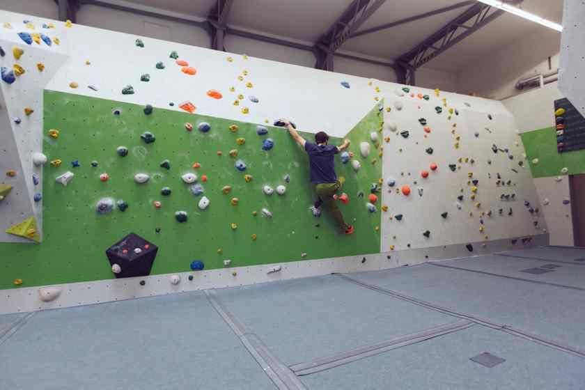 Ein Mann bouldert in der Boulderhalle
