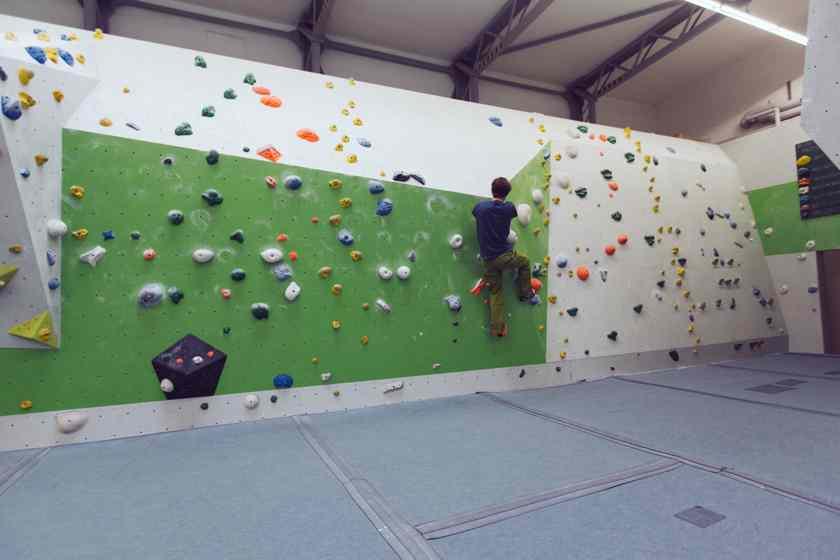 Ein Mann bouldert in der Boulderhalle