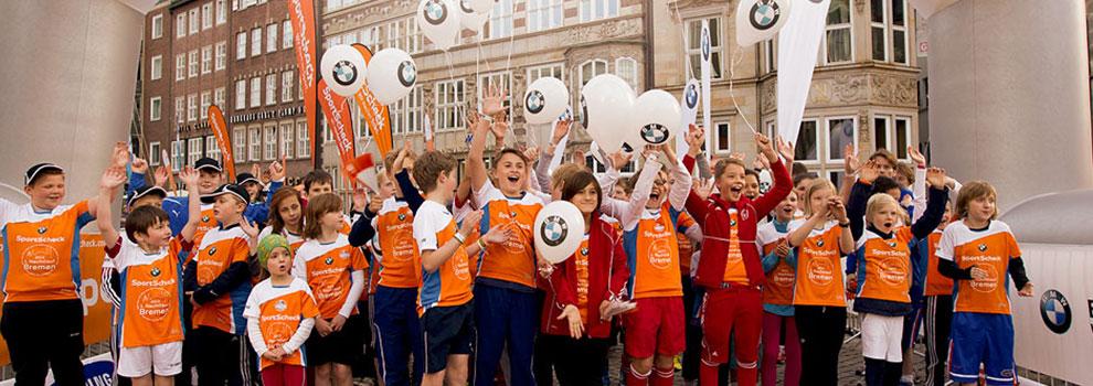 Eine große Gruppe von Kindern, die beim Stadtlauf Bremen für Kids an den Start gehen.