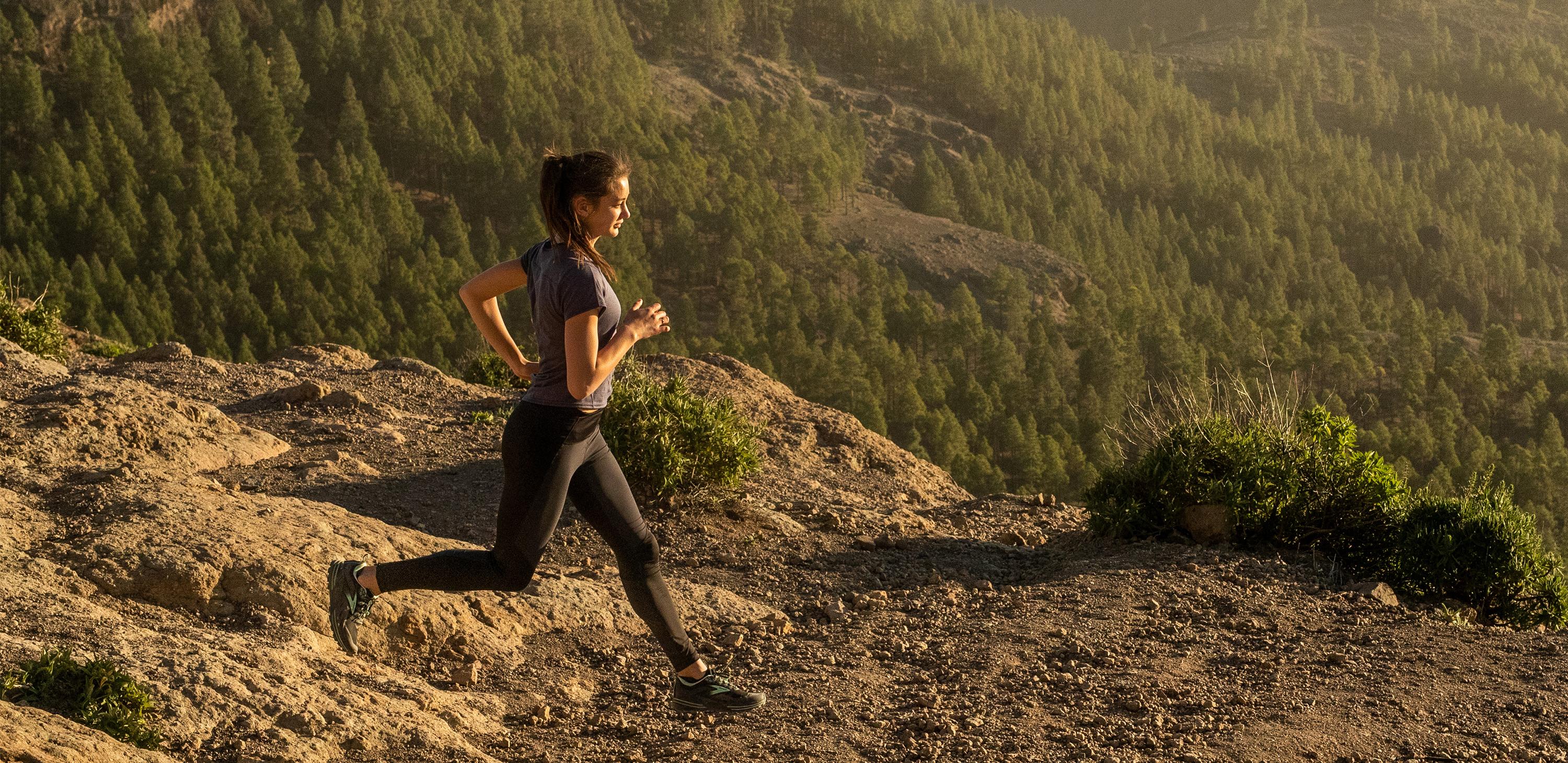 Joggerin in den Bergen als Motiv für Brooks Nachhaltigkeitskampagne