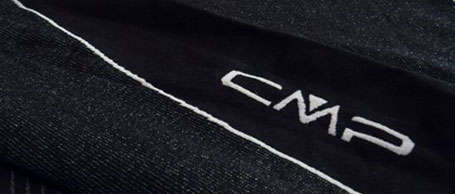 Das gestickte Logo von CMP auf einem schwarzen Kleidungsstück.