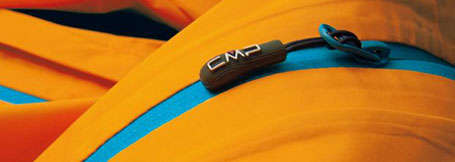 Der schwarze Zipper in Nahaufnahme an einer orange farbenen Hardshelljacke von CMP.
