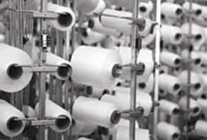 Viele Rollen von weißem Nähgarn