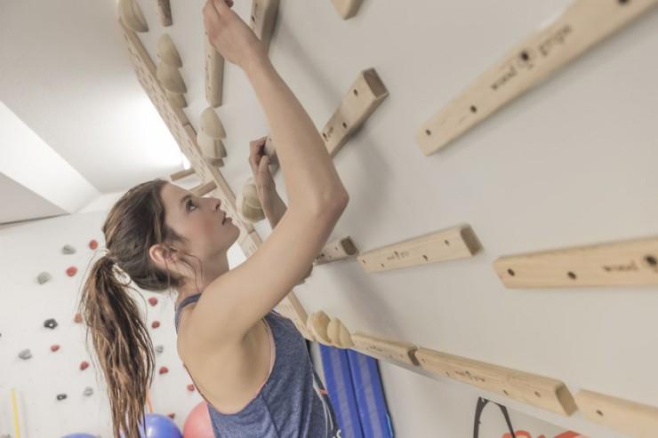 Eine Frau trainiert an einem Campus Board f&uuml;rs Bouldern