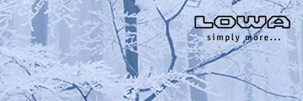 Eine Winterlandschaft, oben links wird das Firmenlogo von LOWA dargestellt.