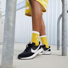 Rückansicht von Nike Waffle Debut Sneaker Herren black-white-orange-clear