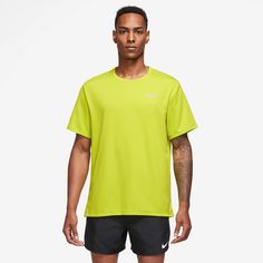 Rückansicht von Nike Miler Funktionsshirt Herren bright cactus-reflective silv