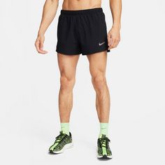 Rückansicht von Nike FAST Laufshorts Herren black-black-reflective silv
