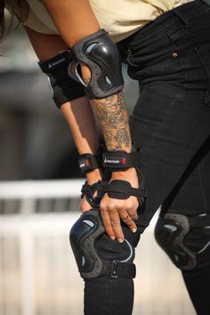 Rückansicht von ROLLERBLADE Skate Gear Protektorenset Damen black-raspberry