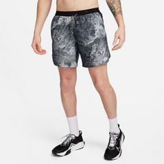 Rückansicht von Nike Stride Laufshorts Herren anthracite-black-black-summit white
