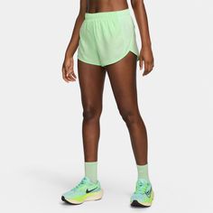 Rückansicht von Nike Tempo Race Laufshorts Damen vapor green-reflective silv
