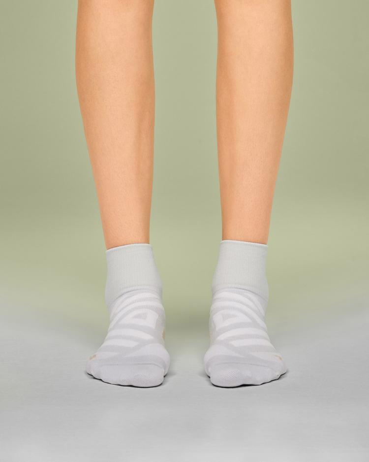 On On PERFORMANCE MID SOCK Socken Damen - glacier-dew - 1 | SportScheck