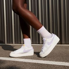 Rückansicht von Nike Blazer Platform Sneaker Damen white-lilac bloom-sail