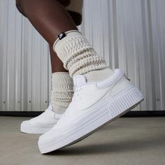 Rückansicht von Nike Court Legacy Lift Sneaker Damen white-white-white