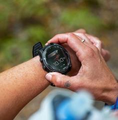 Rückansicht von Garmin Fenix 8 47mm Solar Sapphire Titan Sportuhr graphit-carbongrau