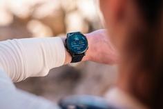 Rückansicht von Garmin Fenix 8 43mm Amoled Sapphire Sportuhr schwarz-carbongrau