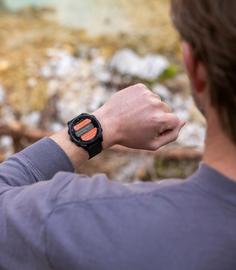 Rückansicht von Garmin Fenix 8 47mm Amoled Sapphire Titan Sportuhr schwarz-carbongrau