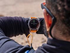 Rückansicht von Garmin Fenix 8 51mm Amoled Sapphire Titan Sportuhr graphit-titanium