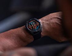 Rückansicht von Garmin Fenix 8 51mm Amoled Sapphire Titan Sportuhr schwarz-carbongrau