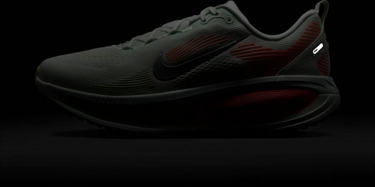 Nike Nike VOMERO 18 Laufschuhe Herren - barely green-metallic silver - 6 | SportScheck